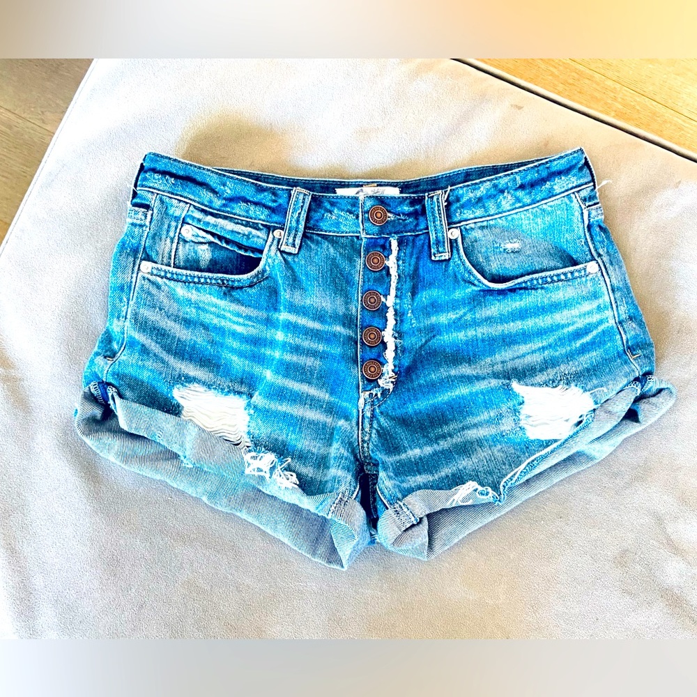 Free People 5 button sexy bandit look jean shorts. Great condition.. Size 27